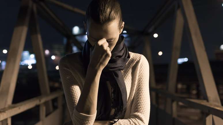 Menina com depress&atilde;o