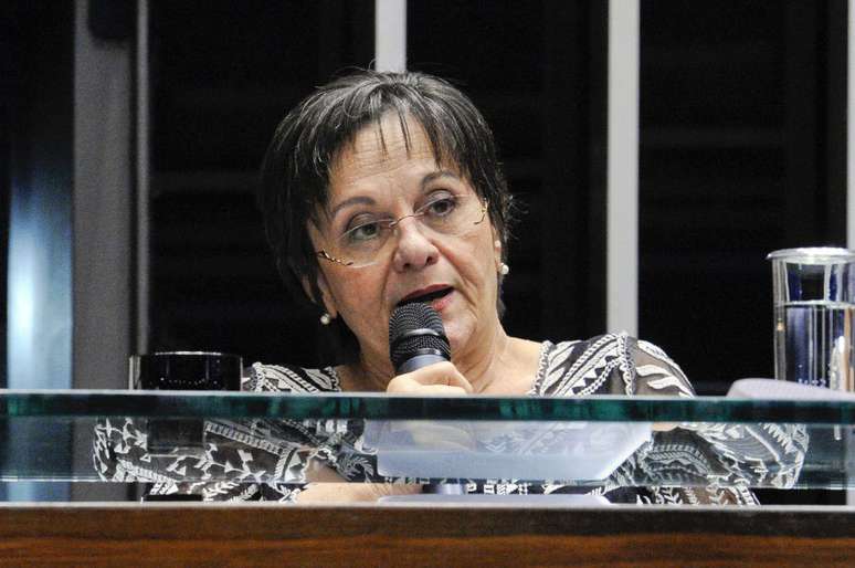 Maria da Penha Maia Fernandes durante homenagem no Senado no ano passado