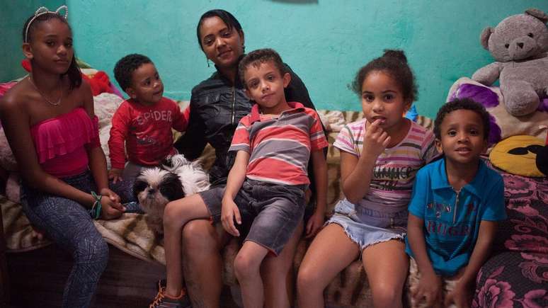 Renata com cinco de seus sete filhos, que cria vendendo marmitex na cracolândia