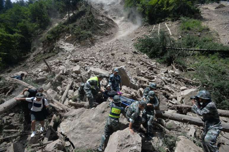 Policiais paramilitares chineses carregam sobrevivente ap&oacute;s terremoto na regi&atilde;o de Jiuzhaigou, na prov&iacute;ncia de Sichuan 09/08/2017 Chengdu Economic Daily/Wang Qin via REUTERS  