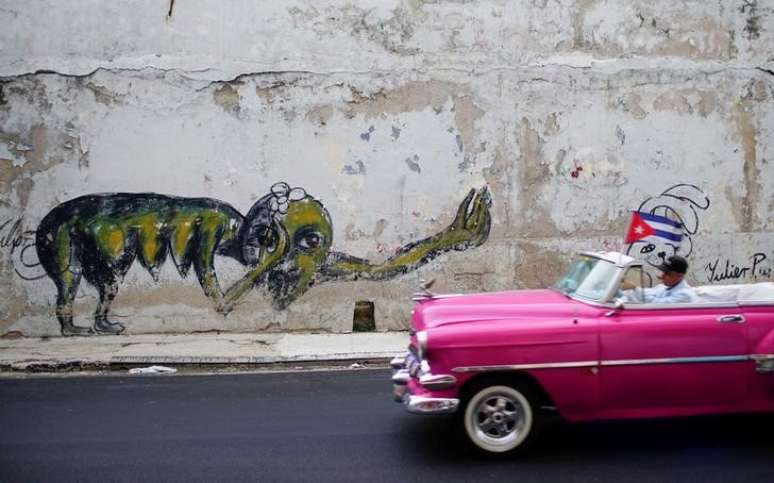 Carro passa em frente a grafite do artista cubano Yulier Rodriguez em Havana, Cuba
4/8/2017 REUTERS/Alexandre Meneghini