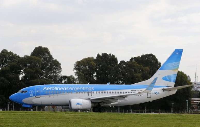 Avião da Aerolíneas Argentinas em aeroporto de Buenos Aires
15/10/2013 REUTERS/Enrique Marcarian