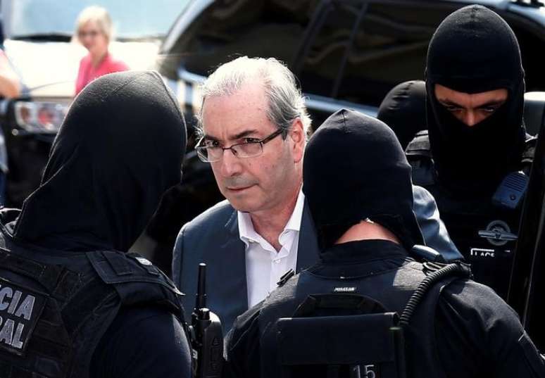 Ex-presidente da Câmara dos Deputados Eduardo Cunha é escoltado por policiais federais em Curitiba
20/10/2016 REUTERS/Rodolfo Buhrer