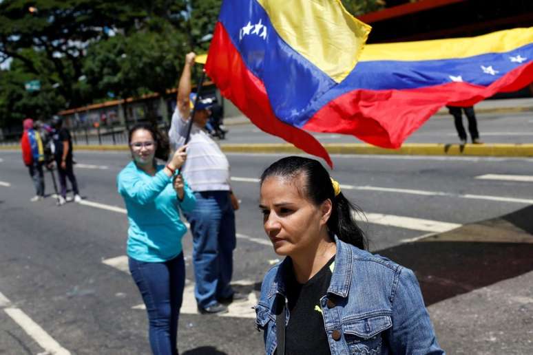 Manifestantes balançam bandeiras da Venezuela durante protesto contra presidente do país, Nicolás Maduro, em Caracas
08/08/2017 REUTERS/Andres Martinez Casares