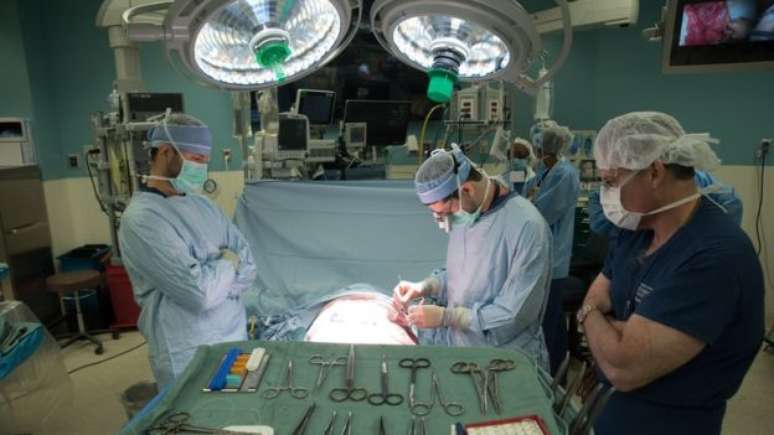 Cirurgiões trabalharam por 14 horas para remover o câncer de pele das costas de Marian 
