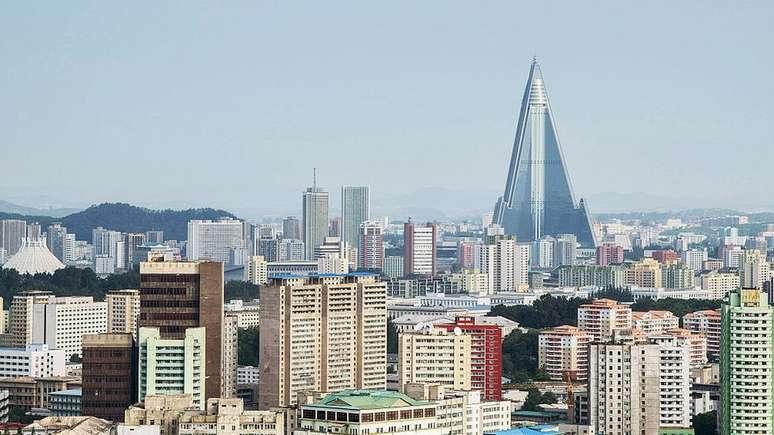 Hotel Ryugyong domina o horizonte de Pyongyang 