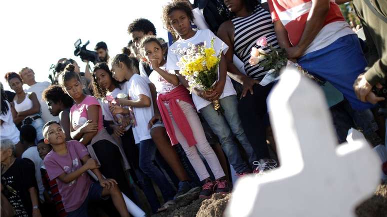 Funeral de Vanessa dos Santos, 10, vítima de bala perdida, que não é um tipo penal 