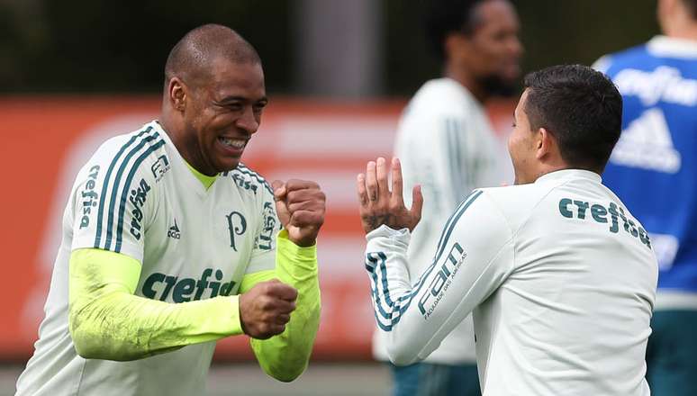 Titular no gol do Palmeiras nesta quarta-feira, Jaílson brinca com Dudu durante treino do Palmeiras