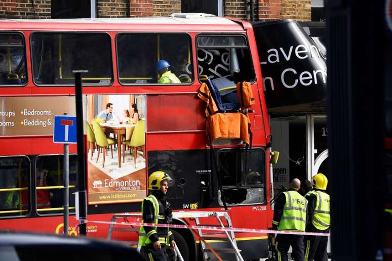 Serviços de emergência em local onde ônibus colidiu com prédio em Londres, Reino Unido 10/08/2017 REUTERS/Dylan Martinez