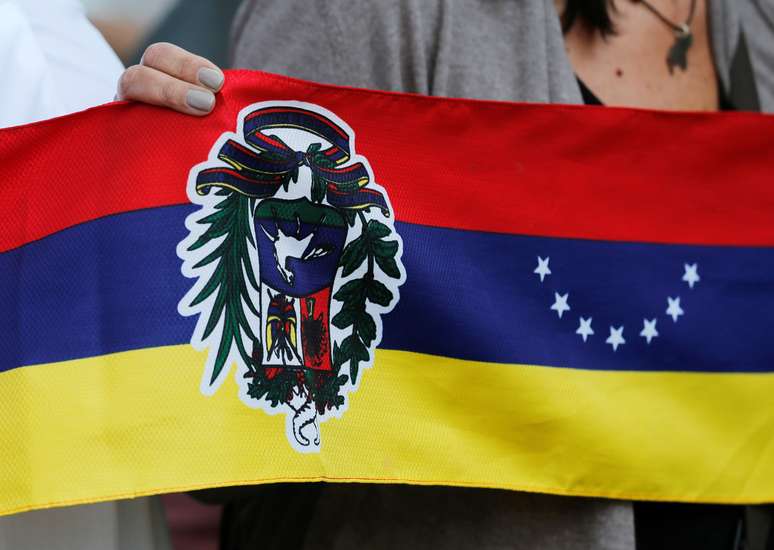 Mulher segura bandeira da Venezuela durante protesto contra a Assembleia Nacional Constituinte, na Cidade do México 30/07/2017 REUTERS/Henry Romero