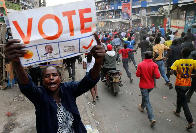 Partidária do líder de oposição do Quênia, Raila Odinga, durante protesto em Nairóbi 10/08/2017 REUTERS/Thomas Mukoya