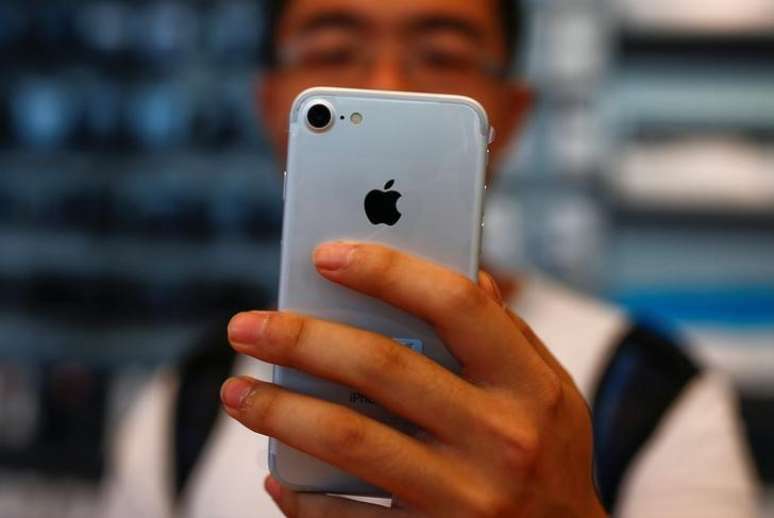 Homem segura seu iPhone 7 em loja da Apple em Pequim, China
16/9/2016  REUTERS/Thomas Peter