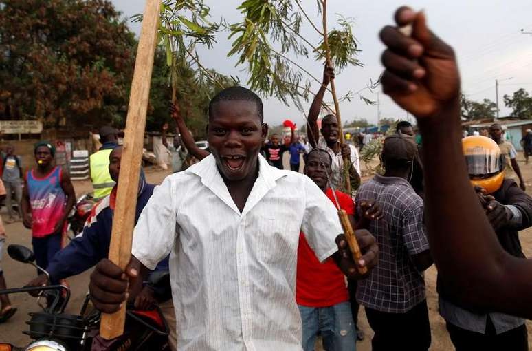 Apoiadores do candidato opositor do Quênia Raila Odinga comemoram nas ruas 
 10/8/2017    REUTERS/Baz Ratner