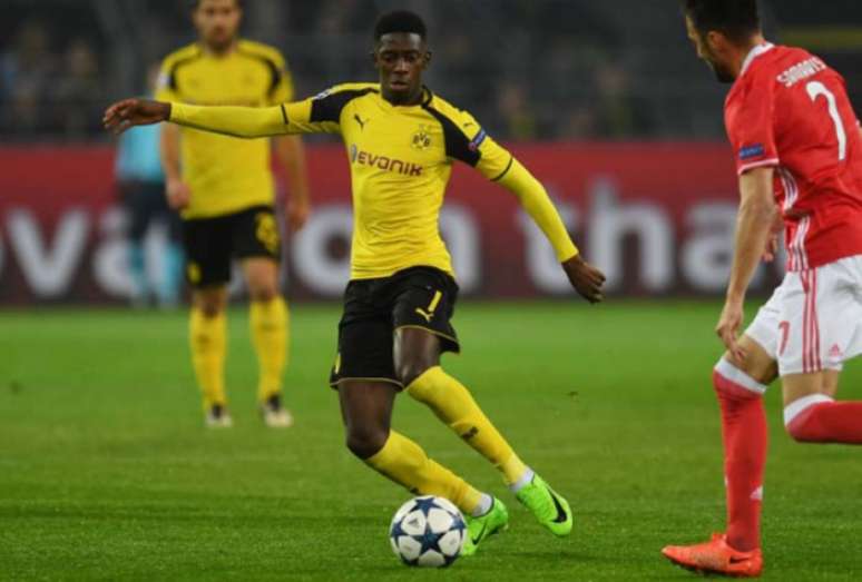 Dembélé marcou dez gols na última temporada (Foto: PATRIK STOLLARZ / AFP)