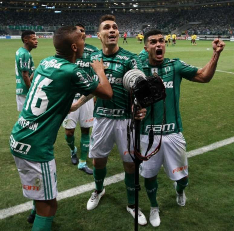 Moisés comemora seu gol contra o Barcelona com Egídio - Foto: Cesar Greco/Palmeiras