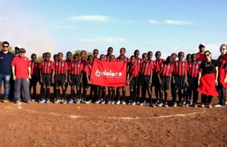 Enviados do clube foram até o Quênia e levaram kits com uniformes e materiais de treinamento (Foto: Divulgação)