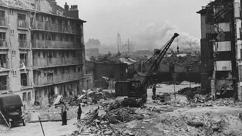 Pr&eacute;dio atingido por V2 em Londres