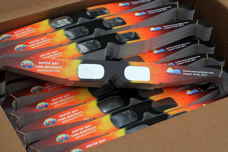Imagem mostra óculos especiais que serão distribuídos para a visualização do eclipse solar no estado do Oregon