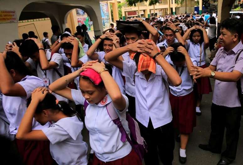 Estudantes são removidos de escola, depois que um terremoto atingiu a ilha filipina de Luzon 11/08/2017 REUTERS/Romeo Ranoco