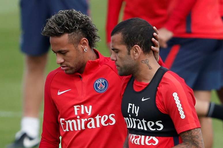 Neymar e Daniel Alves em treino do PSG 11/08/2017 REUTERS/Benoit Tessier