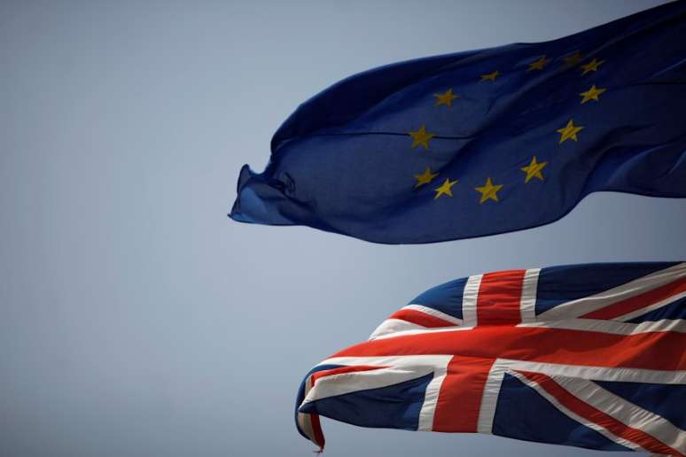 Bandeiras da União Europeia e do Reino Unido REUTERS/Jon Nazca