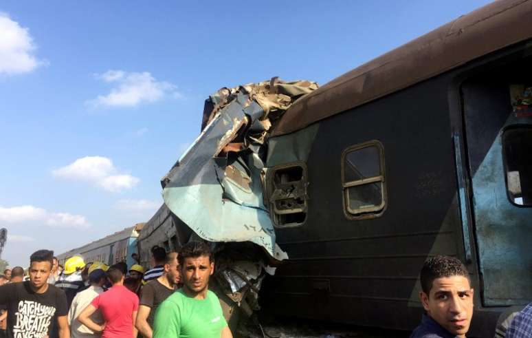 Egípcios observam trens que colidiram perto da estação de Khorshid, na cidade costeira de Alexandria 11/08/2017 REUTERS/Osama Nageb