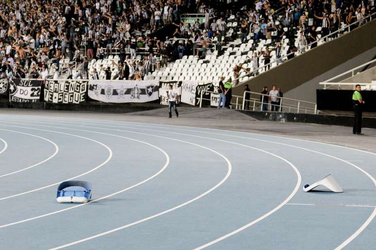 Cadeiras arrancadas por torcedores no Nacional foram jogadas na pista de atletismo