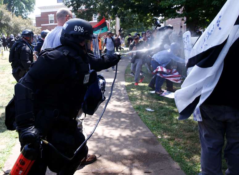 Policial usa gás de pimenta para separar grupos rivais