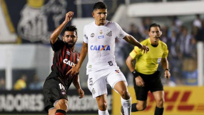 Embora tenha sido eliminado na Libertadores, o bom desempenho contra o Santos deu confiança para o Atlético-PR (Foto: Marco Galvão / Fotoarena)