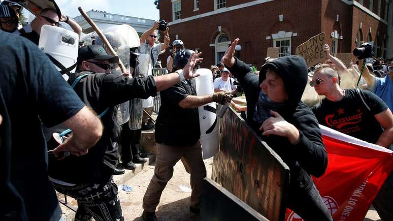 Supremacistas brancos e antifascistas entram em confronto em Charlottesville, na Virgínia