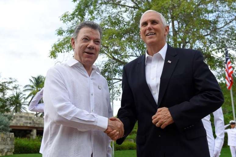 Vice-presidente dos EUA, Mike Pence (D), cumprimenta presidente da Colômbia, Juan Manuel Santos (E). em Cartagena
13/08/2017 Divulgação Presidência da Colômbia via REUTERS