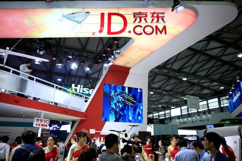 Logo do site de varejo eletrônico chinês JD.com é visto em evento em Xangai, China
12/5/2016 REUTERS/Aly Song/File Photo