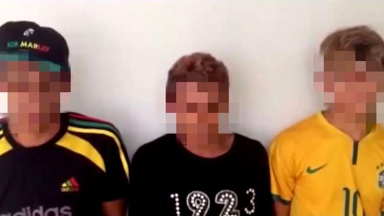 Trio de amigos de Goiás pedem desculpas públicas após fazer piada dentro de viatura em lava-rápido