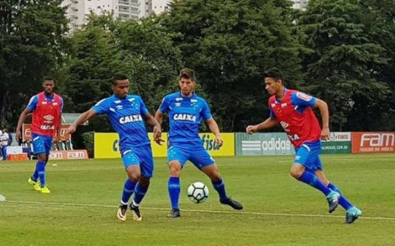 Fora do confronto com o São Paulo, Lucas Silva se juntou à delegação cruzeirense durante o treino desta segunda-feira (Foto: Divulgação Cruzeiro)