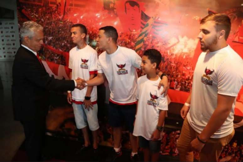 Sócios-torcedores do Flamengo recebem o técnico Reinaldo Rueda (Foto: Divulgação)