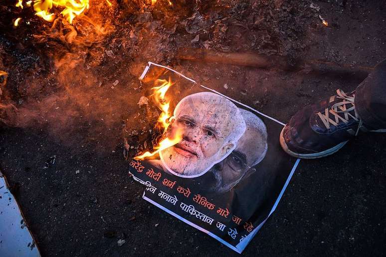 Ativistas queimam imagem do primeiro-ministro indiano, Narendra Modi, e do Paquistão, Nawaz Sharif. 