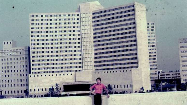 Raul Lamim durante o período de residência no Baptist Memorial Hospital (ao fundo), em Memphis
