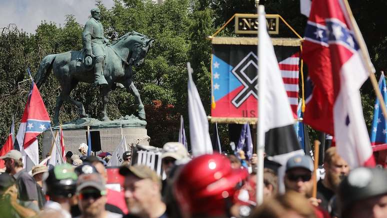 Supremacistas protestavam contra a remoção de uma estátua em Charlottesville, nos EUA 