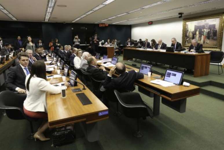 Comissão Especial da Reforma Política se reúne para votação do relatório parcial do relator, deputado Vicente Cândido 