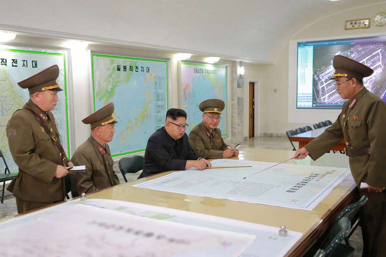 Líder norte-coreano Kim Jong Un no Comando da Força Estratégica do Exército Popular Coreano 15/08/2017 KCNA/via REUTERS