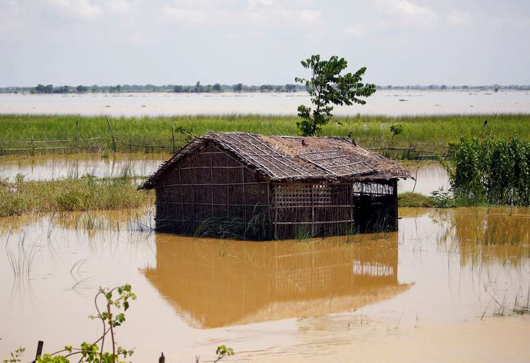 Casa submersa após fortes chuvas no distrito de Saptari, no Nepal 14/08/2017 REUTERS/Navesh Chitrakar