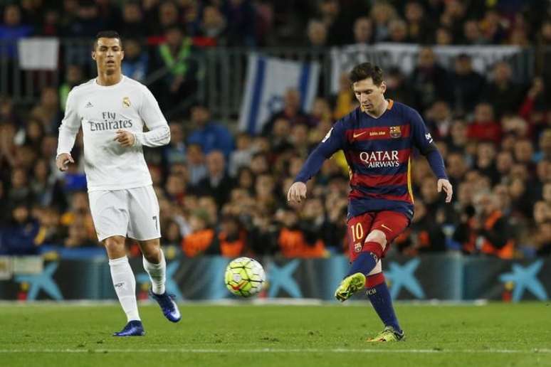 Lionel Messi e Cristiano Ronaldo são vistos durante partida de futebol em Barcelona, Espanha 
2/4/2016 Reuters / Albert Gea

