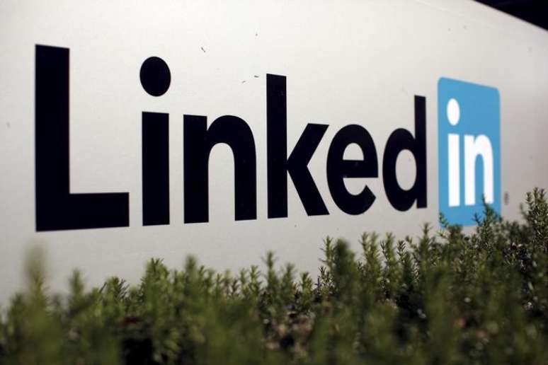 Logo do LinkedIn &eacute; visto em Mountain View, Estados Unidos 
6/2/2013 REUTERS/Robert Galbraith/File Photo
