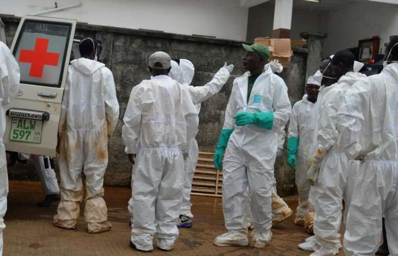 Funcionários de emergência trabalham no necrotério central em Freetown
