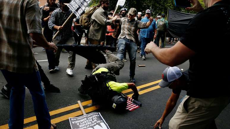 Grupos racistas e antiracistas entraram em confronto