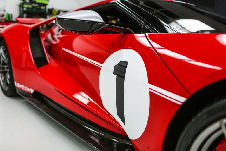 Detalhe para o n&uacute;mero 1 na lateral do ve&iacute;culo