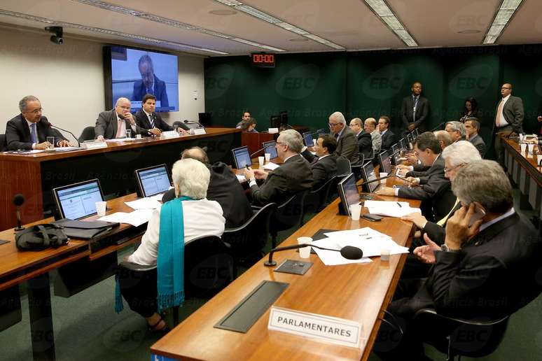 Relator Vicente Cândido apresenta relatório na Comissão de Reforma Política, que aprovou criação do novo fundo eleitoral