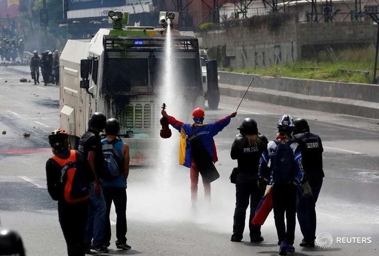 Jovem violinista venezuelano Wuilly Arteaga, durante protesto contra o governo do presidente Nicolás Maduro, em Caracas 24/05/2017 REUTERS/Carlos Garcia Rawlins