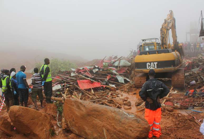 Equipes de resgate removem destroços, após deslizamento de lama na cidade de Regent, na Serra Leoa REUTERS/Ernest Henry