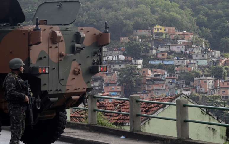 Membro das Forças Armadas durante operação contra o crime organizado, no Rio de Janeiro  05/08/2017 REUTERS/Ricardo Moraes